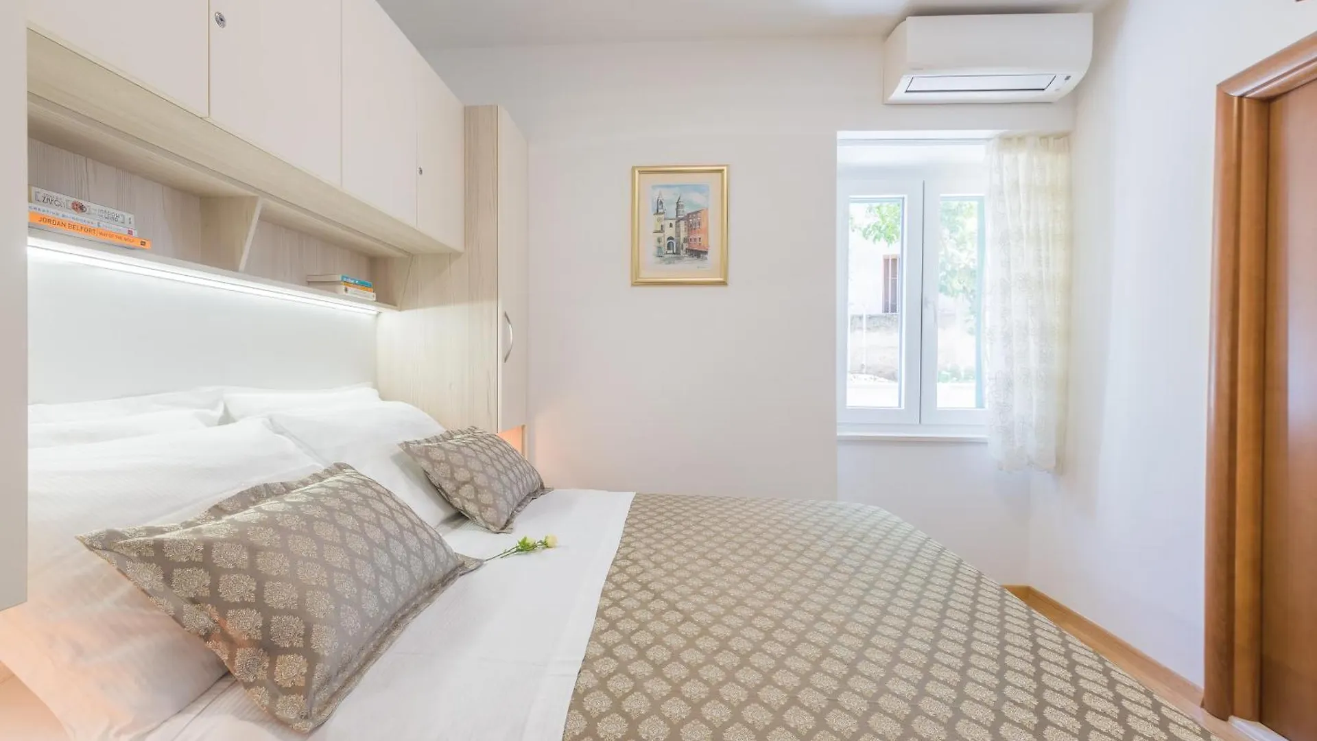 Apartman Grgur contacts